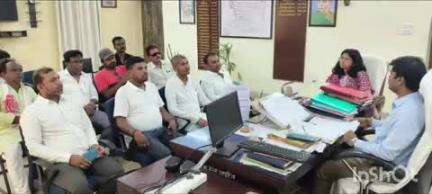 महुआ: महुआ में विधानसभा चुनाव को लेकर एसडीओ ने राजनीतिक दल के प्रखंड अध्यक्ष और प्रतिनिधियों के साथ बैठक की, विभिन्न मुद्दों पर चर्चा हुई