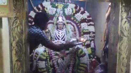 அணைக்கட்டு: வேலங்காடு பொற்கொடி அம்மன் ஏரி திருவிழா லட்சக்கணக்கான மக்கள் கூடி ஏரியில் சமைத்து உணவு உண்டு ரதத்தை தூக்கி வழிபாடு
