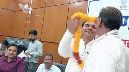 दौसा: जिला परिषद की साधारण सभा की बैठक में पहली बार पहुंचे विधायक दीनदयाल बैरवा, जिला प्रमुख हीरालाल सैनी ने किया स्वागत