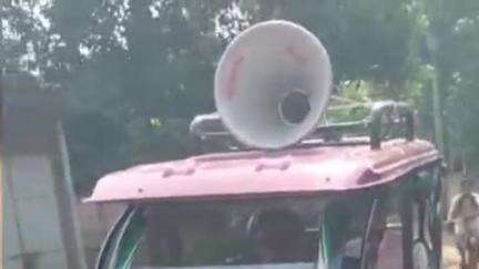 মুরারই ১: হারভেস্টার মেশিনের কাদা পরিষ্কার করে রাস্তায় চালানোর নির্দেশ, মহুরাপুরে হারভেস্টার মালিক ও কৃষকদের জন্য মাইকিং পুলিশের