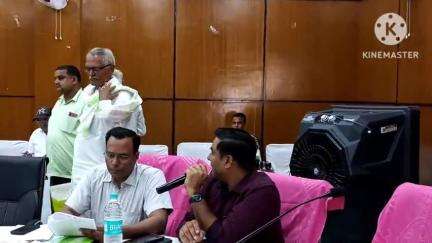 दौसा: जिला परिषद सभागार में आयोजित साधारण सभा की बैठक में मुख्य कार्यकारी अधिकारी रहे मौजूद