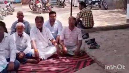 जसराना: जसराना तहसील परिसर में निजीकरण के विरोध में बैनामा लेखक और अधिवक्ताओं ने हड़ताल करते हुए की नारेबाजी