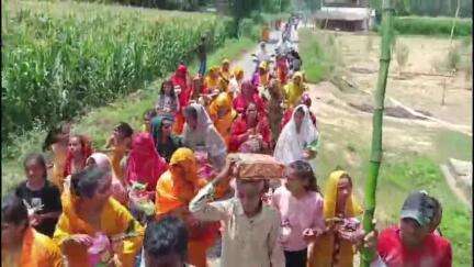 तिर्वा: कन्नौज के भगवंतपुर गांव में आज बुधवार से शुरू हुआ श्रीमदभागवत सप्ताह ज्ञान यज्ञ, गणेश पूजन के साथ निकाली गई कलश यात्रा