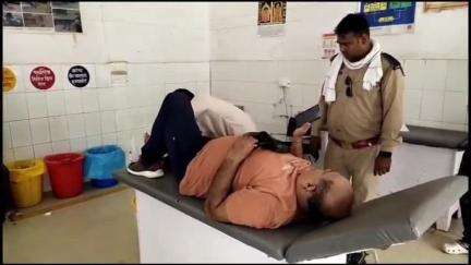 इटावा: सदर तहसील इलाके में रोडवेज बस ने बाइक सवार को मारी टक्कर, घायल बाइक सवार को ट्रैफिक पुलिस कर्मी ने अस्पताल पहुंचाया