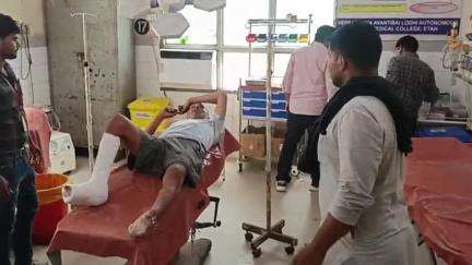 एटा: कस्बा मारहरा के पिदोरा अड्डा में बाइक और स्कूटी की आपसी भिड़ंत में दो अधेड़ व्यक्ति घायल, मेडिकल में भर्ती