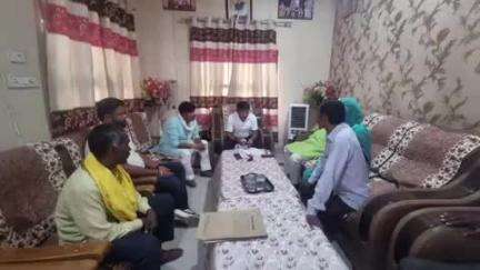ओबरा: उत्तर प्रदेश समाज कल्याण राज्य मंत्री ने डाला स्थित अपने आवास पर लगाया जनता दरबार, सुनी लोगों की समस्याएं