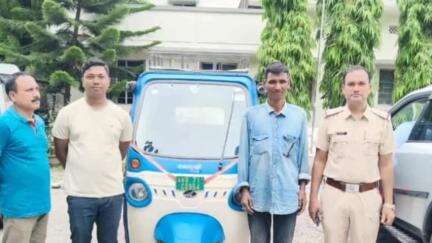 ময়নাগুড়ি: প্রধান পাড়া এলাকা থেকে চুরি যাওয়া অটো উদ্ধার করে প্রকৃত মালিকের হাতে তুলে দিলেন ধূপগুড়ি থানার পুলিশ