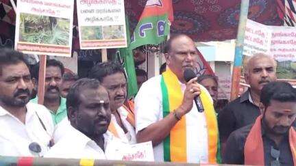 பொன்னேரி: மீஞ்சூர் அடுத்த மேலூரில் பனை மரங்களை வெட்டியதற்கு எதிர்ப்பு தெரிவித்து பாஜகவினர் ஆர்ப்பாட்டம்