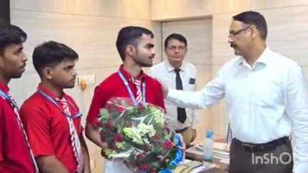 खलीलाबाद: DM और SP ने CBSE बोर्ड में ब्लूमिंग बड्स स्कूल की मण्डल तापर छात्रा को अन्य छात्रों के साथ किया सम्मानित