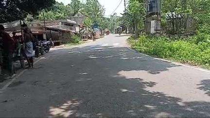 দেগঙ্গা: বাড়তি টোটো চালানোর প্রতিবাদে টোটো চালকদের একাংশের পথ অবরোধ