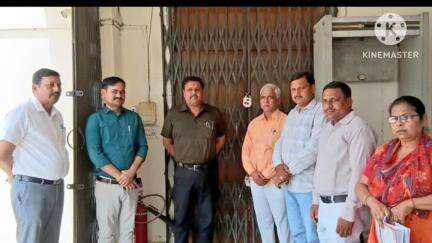 गौरीगंज: जिलाधिकारी ने तहसील गौरीगंज परिसर में स्थित ईवीएम/वीवीपैट वेयरहाउस (स्ट्रांग रूम) का किया निरीक्षण