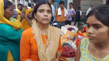 प्रमोद इंटर कॉलेज के प्रिंसिपल राम बिनन्द ने अपनी पत्नी मोनिका को स्कूल से निकाल दिया गंदी गंदी गालियां दी मारपीट की