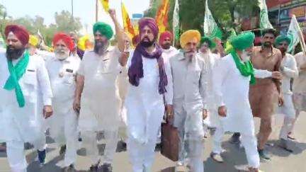 ਬਠਿੰਡਾ: ਮਿੰਨੀ ਸਕੱਤਰੇਤ ਬਾਹਰ ਕਿਸਾਨਾਂ ਵੱਲੋ ਕੱਢਿਆ ਅਮਨ ਸ਼ਾਂਤੀ ਮਾਰਚ