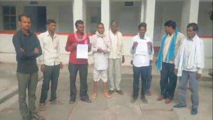 महरौनी: ग्राम दिगवार के ग्रामीणों ने ग्राम प्रधान पर अपने चहेते को गलत तरीके से राशन की दुकान आवंटित कराने का आरोप लगाया