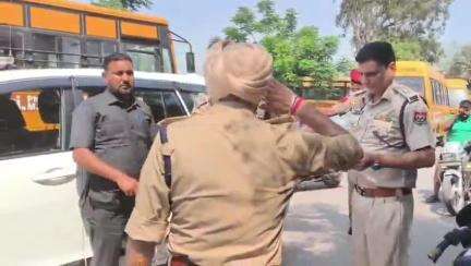 ਪਠਾਨਕੋਟ: ਪਠਾਨਕੋਟ ਦੇ ਢਾਕੀ ਵਿਖੇ ਪੰਜਾਬ ਸਰਕਾਰ ਵੱਲੋਂ ਚਲਾਈ ਗਈ ਮੁਹਿੰਮ ਯੁੱਧ ਨਸ਼ਿਆਂ ਵਿਰੁੱਧ ਚਲਦਿਆਂ ਦੋ ਵਿਅਕਤੀਆਂ ਦੇ ਘਰਾ ਤੇ ਚਲਿਆ ਪੀਲਾ ਪੰਜਾ