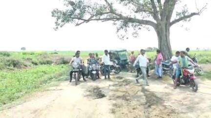 নওদা: কানাপাড়া গ্রামের বেহাল রাস্তা পরিদর্শনে জেলা পরিষদের শিক্ষা কর্মদক্ষ শফিউজ্জামান শেখ, রাস্তা সংস্কারের আশ্বাস সভাপতির