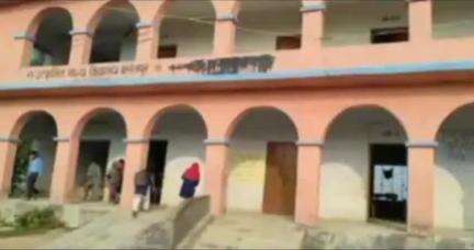 औराई: बसंतपुर राजकीय मध्य विद्यालय भवन में उर्दू लिपि पर असामाजिक तत्वों ने कालिख पोती, अधिकारी जांच कर रहे हैं