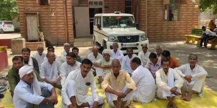 बागपत: फतेहपुर पुट्ठी में सड़क और नाली के निर्माण कार्य को बंद कराने को लेकर ग्रामीणों ने SDM कार्यालय बागपत पर दिया धरना