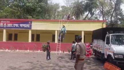 मंडला: प्रशिक्षण बैरक में होमगार्ड और एसडीईआरएफ ने ग्रामीण विकास एवं महिला उत्थान संस्थान के स्वयंसेवकों को दिया प्रशिक्षण