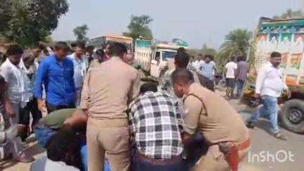 कासगंज: मारूपुर गांव के समीप तेज रफ्तार डंपर ने बाइक सवार युवक को मारी टक्कर, हादसे में युवक की हुई मौत