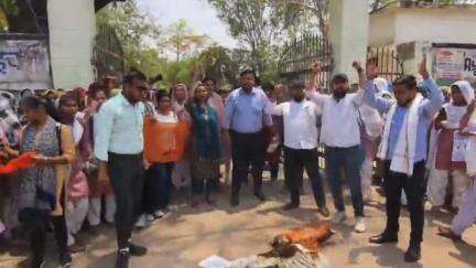 इंदिरा गर्ल्स कॉलेज के पास ABVP ने छात्रों की समस्याओं को लेकर APS यूनिवर्सिटी के कुलपति और कुलसचिव का फूंका पुतला