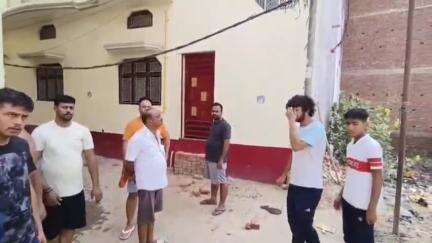 मऊ: निजामुद्दीन पुरा में बीती रात दबंगों ने घर पर चढ़कर किया पथराव, पुलिस मामले की कर रही जांच