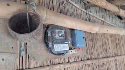 ভগবানগোলা ১: মাদাপুরে পাঁচ বছর পর অবশেষে বিদ্যুৎ সংযোগ, পুলিশের উদ্যোগে খুশির জোয়ার তিনটি পরিবারে
