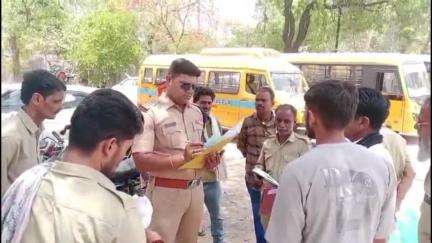 छतरपुर नगर: यातायात पुलिस ने 30 स्कूली वाहनों की जाँच की, 8 पर चालान काटा