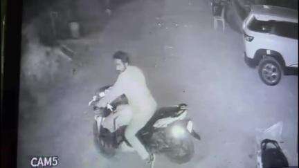 मथुरा: कस्बा चौमुहां में हॉस्टल पर खड़ी बाइक चोरी का वीडियो हुआ वायरल