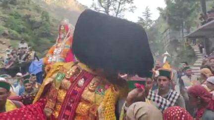 ननखड़ी: खाबड़ से आए देवता साहेब सुन्नी नाग समेज से सरपारा के लिए रवाना, भारी संख्या में देवलु भी देवता साहेब के साथ मौजूद