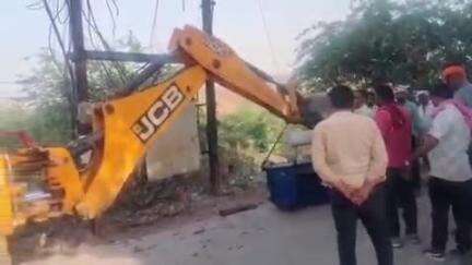 निवाड़ी: निवाड़ी जिले के चिल्ड्रन पार्क के पास मेन रोड पर विद्युत ट्रांसफार्मर खराब होने से बिजली गुल