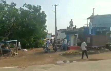 టేక్మల్: బొడ్మట్పల్లిలో  ఈదురు గాలులతో కూడిన వర్షానికి నేలకొరిగిన భారీ వృక్షం, హోటల్ షెడ్డు పైకప్పు