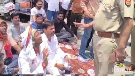 गोरखपुर: जाफरा बाजार में दो पक्षों के बीच विवाद के बाद माहौल हुआ गर्म, सहयोगियों के साथ धरने पर बैठे स्थानीय पार्षद