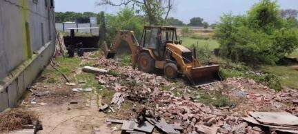 राजातालाब: राजातालाब थाना क्षेत्र में सरकारी पोखरे की भूमि पर अतिक्रमण, राजस्व टीम ने जेसीबी से करवाया ध्वस्तीकरण