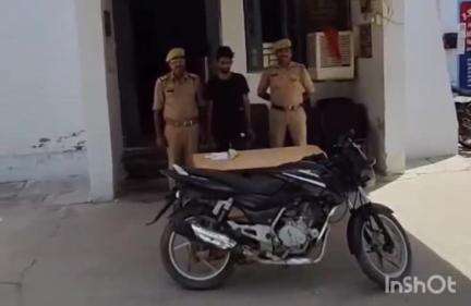 उरई: एट थाना पुलिस ने 15 हजार के इनामी बदमाश को चोरी की बाइक व अवैध तमंचे के साथ किया गिरफ्तार, की विधिक कार्यवाही