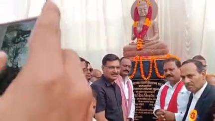 इटावा: कचहरी के इंद्रा पार्क में डीबीए द्वारा स्थापित गौतम बुद्ध प्रतिमा का इटावा और एटा सांसद ने किया लोकार्पण