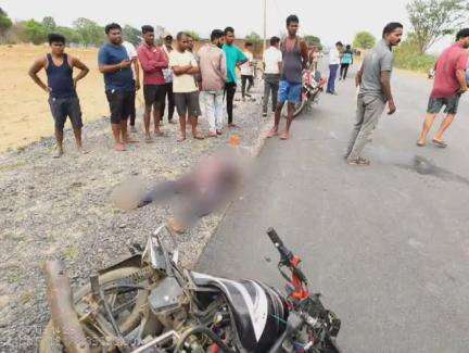 फरसाबहार: डोंगादरहा के मुख्यमार्ग में ट्रक ने मोटरसाइकिल सवार युवक को चपेट में लिया, घटना स्थल पर हुई दर्दनाक मौत