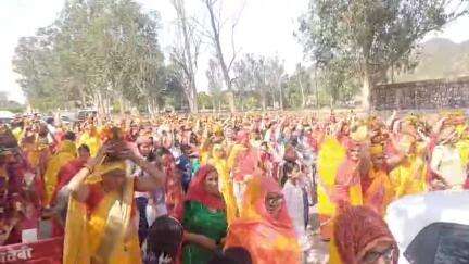 बुहाना: कॉपर में पांच दिवसीय धार्मिक महोत्सव का भव्य शुभारंभ, 500 महिलाओं ने निकाली कलश यात्रा