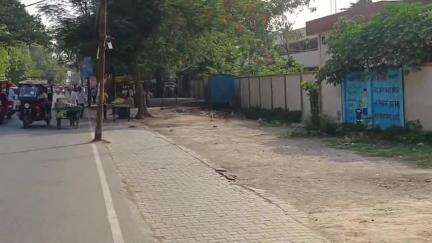 हरदोई: जिला अस्पताल के पास स्थित अवैध टैक्सी स्टैंड को पुलिस ने हटवाया, मंगलवार को टैक्सी चालकों के बीच हुई थी मारपीट