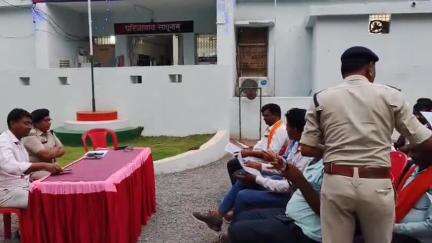 कसडोल: कसडोल थाने में पुलिस ने मालवाहक गाड़ी मालिकों व ड्राइवरों की ली बैठक, मालवाहक गाड़ी में सवारी न बैठाने की दी समझाइश