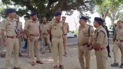 बदायूं: दुगरईया गांव के देसी शराब के ठेके पर सेल्समैन की हत्या मामले में पुलिस उपमहानिरीक्षक बरेली ने किया निरीक्षण