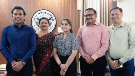शामली: डीएम अरविंद कुमार चौहान ने सीबीएसई इण्टर मीडिएट परीक्षा में नेशनल टॉपर छात्रा सावी जैन को किया सम्मानित