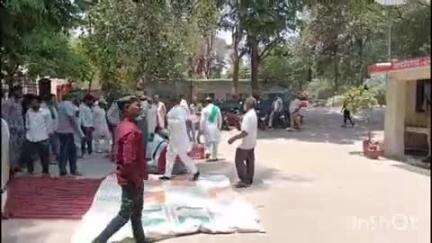 बिजनौर: गुलदार की मौत के बाद वन विभाग की कार्रवाई से नाराज किसानों ने रेंज ऑफिस में दिया धरना