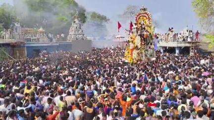உளுந்தூர்பேட்டை: கூவாகத்தில் ஒன்று கூடிய திருநங்கைகள், விமர்சையாக நடைபெற்ற தேரோட்டம்