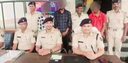 पूर्णिया पूर्व: मरंगा थाना ने छिनतई गिरोह का उद्भेदन करते हुए दो अभियुक्तों को पांच मोबाइल के साथ किया गिरफ्तार