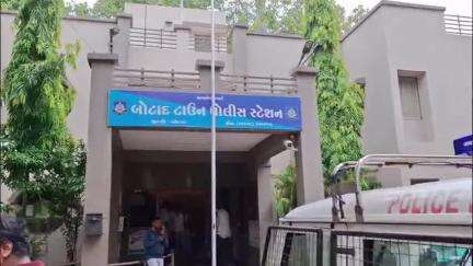 શહેરમા શારદા સોસાયટીમા બાઇકની સીટ અને ટાયર તોડી નાખવા બાબતે પથ્થરના છુટ્ટા ઘા મારી હુમલો કરતા 2 ઈસમો વિરુદ્ધ ફરિયાદ