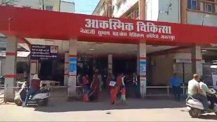 कुंडम: खुक्कम पडरिया शमशान घाट के पास तेज रफ्तार बाइक ने 40 वर्षीय व्यक्ति को मारी टक्कर, अस्पताल में भर्ती