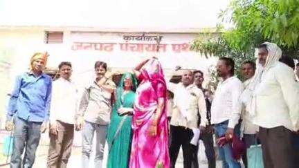 निवाड़ी: अपनी मांगों को लेकर मड़वा राजगढ़ निवासी किरण विश्वकर्मा ने ग्रामीणों के साथ पृथ्वीपुर जनपद पंचायत सीईओ को दिया ज्ञापन