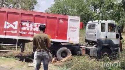 कपासन: लिंकन के बालाजी के निकट बाइक सवार को बचाने के चक्कर में बेकाबू होकर सड़क किनारे पेड़ से टकराकर खाई में उतरा ट्रेलर