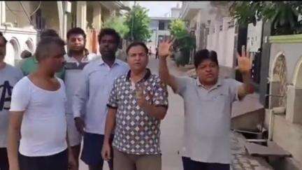हिण्डौन: शहर के मोहन नगर के वासिंदों ने आवारा गौवंश से परेशान होकर प्रदर्शन कर नगरपरिषद से गौशाला भिजवाने की मांग #jansamsya